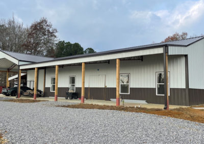 Image shows A mix of cream and brown Metal Barndominium located in Smithville | Phoenix Building Solutions | Metal Buildings | Barndominiums | Pole Barns | Custom Metal Orders